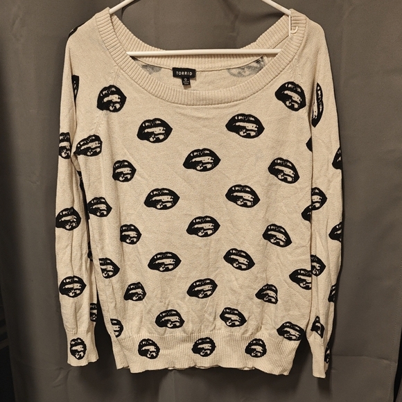Torrid Beige Sweater with Black Lips Pattern - Picture 1 of 4
